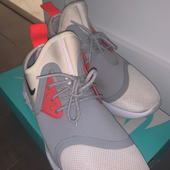 Men’s Nike tennis shoes - size 11, lightly worn - Picture 4 of 4